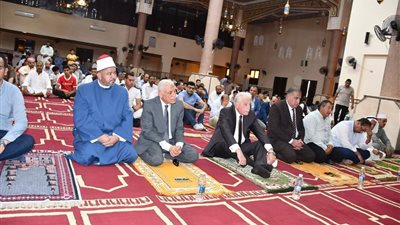 محافظ جنوب سيناء يؤدي صلاة الجمعة بمسجد الروضة بمدينة طور سيناء