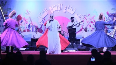 عامر التوني يشدو على مسرح ساحة الهناجر.. صور 