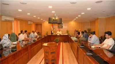 محافظ أسيوط يناقش خطة إنشاء مدفن صحي