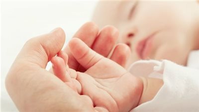 قصة شاب تعلم طريقة الولادة من التواصل الاجتماعي وطبقها على زوجته