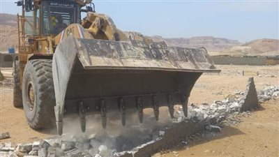 إزالة 3 حالات تعدى بقريتى المحروسة والاشراف بقنا 