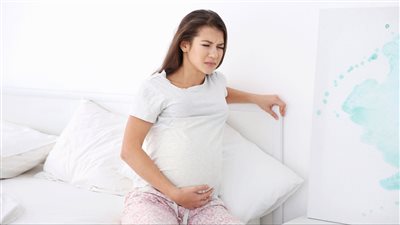 النوم على الظهر في أواخر الحمل يسبب مخاطر للجنين