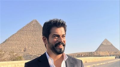بوراك أوزجيفيت يروج لسياحة مصر من الأهرامات 