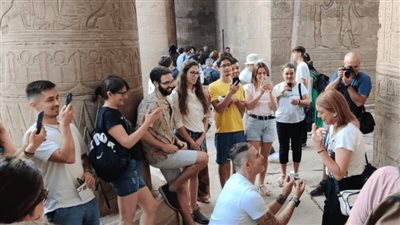 شاب إسبانى يعيد مشهد لقاء الحب بين 