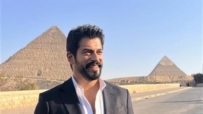 بوراك أوزجيفيت في زيارة للأهرامات والجماهير 