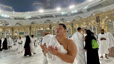 أمح الدولي أثناء أداء مناسك العمرة: 