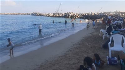 إقبال متوسط على شواطئ الإسكندرية رغم ارتفاع درجات الحرارة 