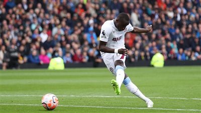 أستون فيلا يفوز على بيرنلي بثلاثية في الدوري الإنجليزي