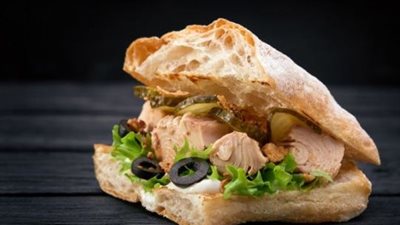 ساندويش التونة بالجبن والزيتون