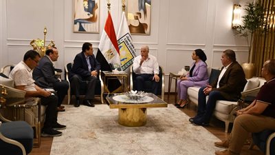 محافظ جنوب سيناء يناقش توريد الأجهزة الميدانية الخاصة بمركز معلومات شبكات المرافق 