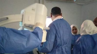 فريق طبى يجرى منظار قنوات مرارية لمريض يبلغ 52 عاماً بقنا