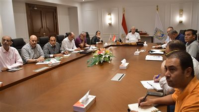 محافظ جنوب سيناء يستمع لتقرير مفصل عن ترخيص المحلات العامة 