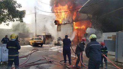 السيطرة على حريق هائل نشب داخل مخازن للخشب في بغداد (فيديو)