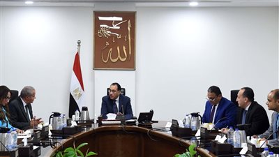 رئيس الحكومة يبحث مع وزير التموين جهود توفير السلع الأساسية للمواطنين