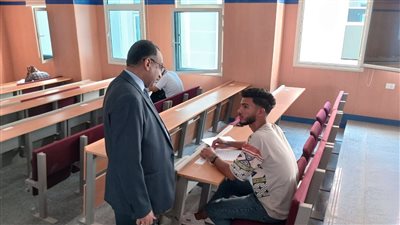 رئيس جامعة طيبة التكنولوجية بالأقصر يتفقد لجان امتحانات الدور الثاني