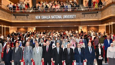 رئيس جامعة القناة يشهد حفل ختام الموسم الأول للأنشطة الطلابية بالإسماعيلية