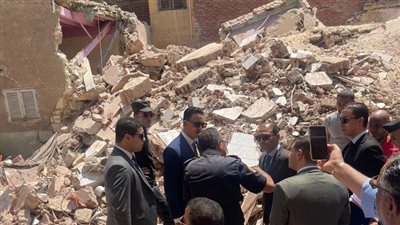فريق من النيابة الإدارية يتفقد موقع المنزل المنهار بالاسماعيلية 
