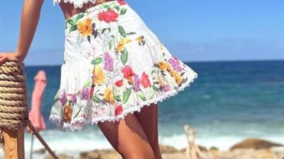 كارلا حداد تستجم بالمصيف بخصر مثير