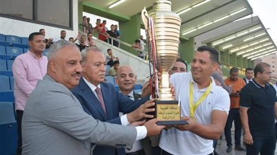 الهجان يسلم كأس البطولة لمركز شباب المنيرة بالقناطر الخيرية