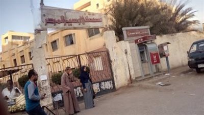 مستشفى أوسيم.. الذباب يفترش الأسِرّة والمرضى يتسولون الاهتمام من الأطباء (فيديو وصور)