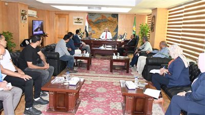 محافظ الفيوم يبحث الموقف التنفيذي لمشروعات رصف وصيانة الطرق 