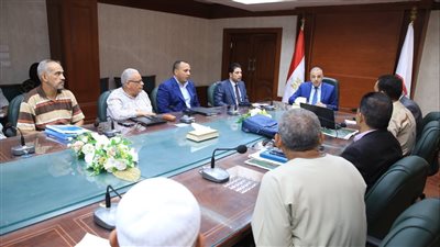الموقف التنفيذي لمحور المراغة / ساقلتة على طاولة اجتماعات محافظ سوهاج