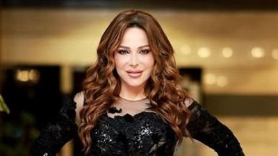 سوزان نجم الدين بقستان الساتان الراقي (صور)