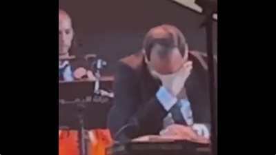 انهيار عازف القانون بالبكاء في حفل ليلة الدموع على غناء آدم (فيديو)