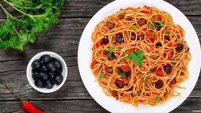 باستا بالصلصة والزيتون الأسود بمذاقها الرائع