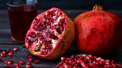 أطعمة تساعد على تنظيف جسمك من النيكوتين.. الرمان أهمها