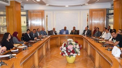العشري يجتمع بموظفي غرفة القاهرة لبحث سبل تطوير العمل الإداري