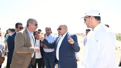  محافظ الفيوم يتفقد موقع مصنع 