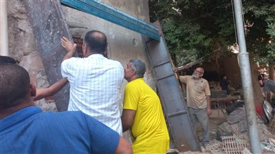 ضبط وإزالة مخالفات تحويل وحدة سكنية لمحل بالصف