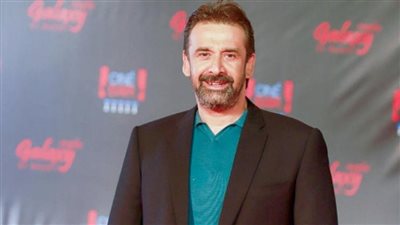 كريم عبدالعزيز يكشف كواليس مسرحية حكيم عيون 