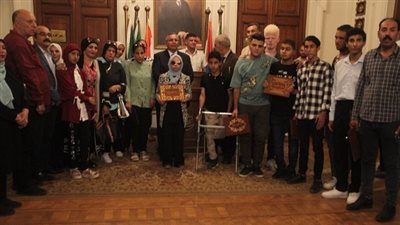 رئيس الوفد يكرم طلاب مدرسة النور للمكفوفين ويمنحهم جوائز مالية..