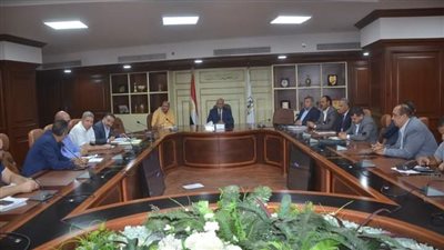 سكرتير بنى سويف يناقش من موضوعات وطلبات مشروع المواقف