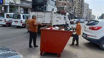 الأمن يفحص فيديو لتنمر 3 شباب على شخص وإلقائه بمقلب نفايات بكفر الشيخ