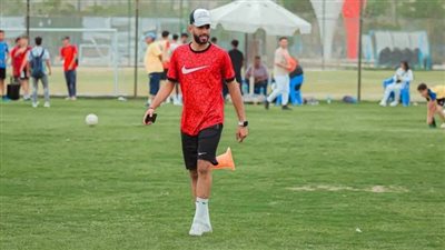 رائد عاطف يقترب من صفوف البلاستيك