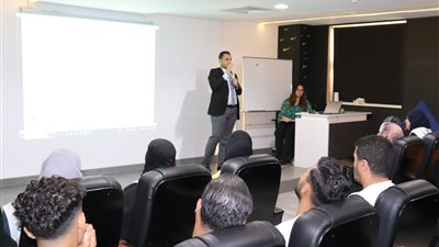 جلسة توعوية لـ«قومي المرأة» حول الخدمات المقدمة للعاملات بخطوط الإنتاج