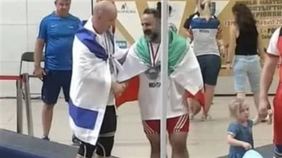 إيران توقف بطل رفع أثقال مدى الحياة بعد مصافحة نظيره الإسرائيلي