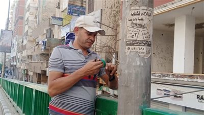 حي شرق أسيوط يقوم بمراجعة شاملة لأبواب الأعمدة الموجودة على كوبري الهلالي