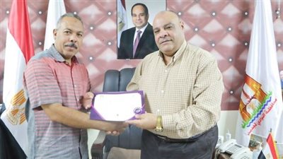 وكيل تعليم الوادي الجديد يكرم معلما خبيرا فى التعليم بطريقة برايل بإدارة الداخلة