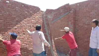 حملة لإزالة حوائط مخالفة فى حي شرق أسيوط