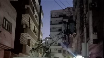 حي شرق أسيوط ينفذ حمل إصلاح كشافات الإنارة بالشوارع