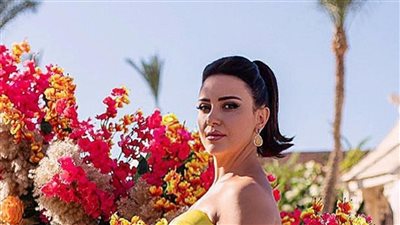 ريهام عبدالغفور تعتمد فستان الكورسية وسط الزهور