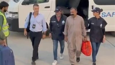 وصول الأب عباس بعد قتل ابنته لمحاكمته بإيطاليا