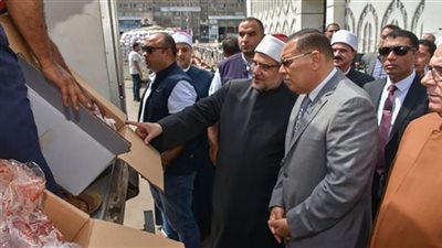 وزير الأوقاف ومحافظ الشرقية يشهدان توزيع 2 طن لحوم صكوك إطعام 