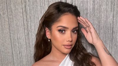 رنا رئيس بشعر كيرلي مفعمة بالشباب