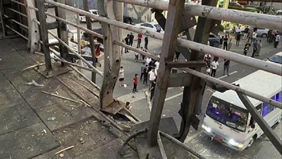 انفجار قنبلة على جسر للمشاة بالعراق 