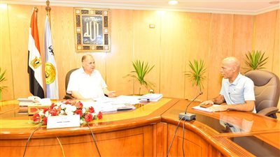 محافظ أسيوط يتابع سير العمل بإدارة الإعلانات ويناقش سبل تعظيم الاستفادة منها